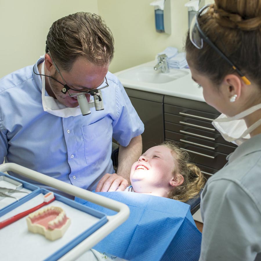 Zahnarzt Kind wird untersucht